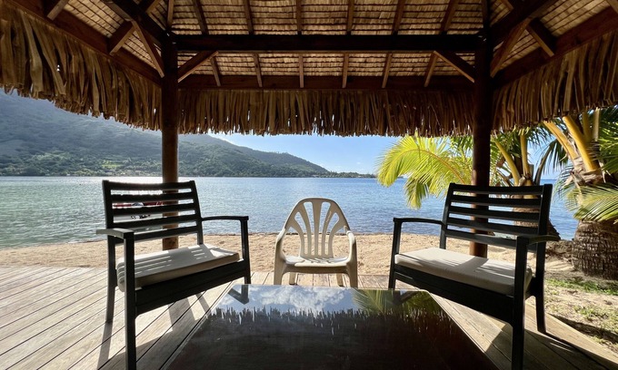 Cook's Bay Villa | Villa Ohana - Polynesian Villa w Private Beach