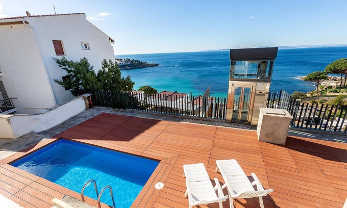 Almadraba-Canyelles House | Villa on Almadrava beach, Roses. Private parking, 200m beach, 3 bedrooms, equipped kitchen, terrace, Wi-Fi, air conditioning. Book now for an unforgettable holiday on the Costa Brava!