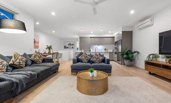 Newport Apartment | "Villa on Newport Lake" - Newport Q 4020