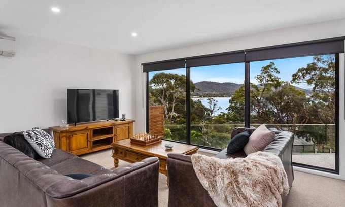 Lauderdale Villa | Villa on the bay - 5 min walk to the beach