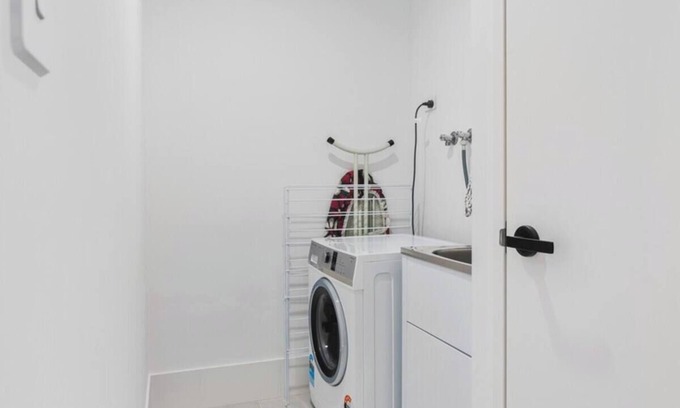 Quindalup House | Villa on Valcross - quiet street, walk to town