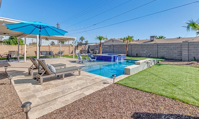 Cox Heights House | Villa on Vista w/Custom Pool+Spa+5 Mins 2 OldTown