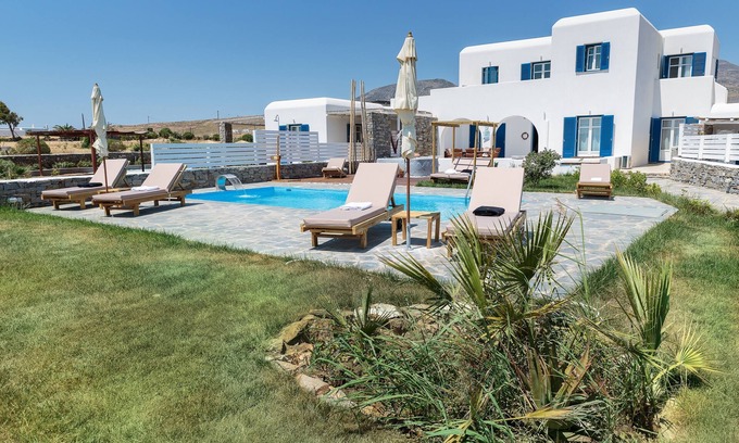 Piso Livadi Villa | Villa Othis: enjoy 2 villas, 11 guests, 2 pools+outdoor Jacuzzi, sea views!