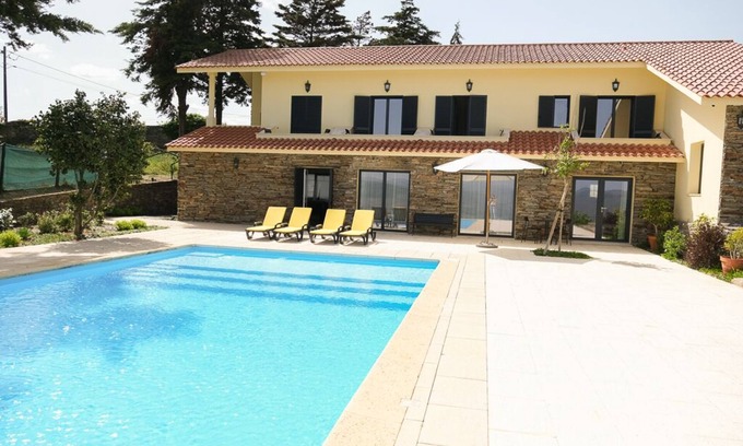 Peso da Regua Cottage | Villa overlooking the Douro River with Swimming Pool and Tennis Court