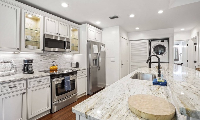 Kiawah Island Villa | Villa Overlooking Roy Barth Tennis Courts- 5 Minute Walk to Beach