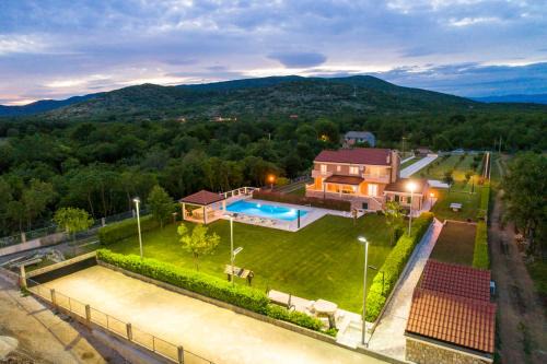Dicmo Villa | Villa Pacis