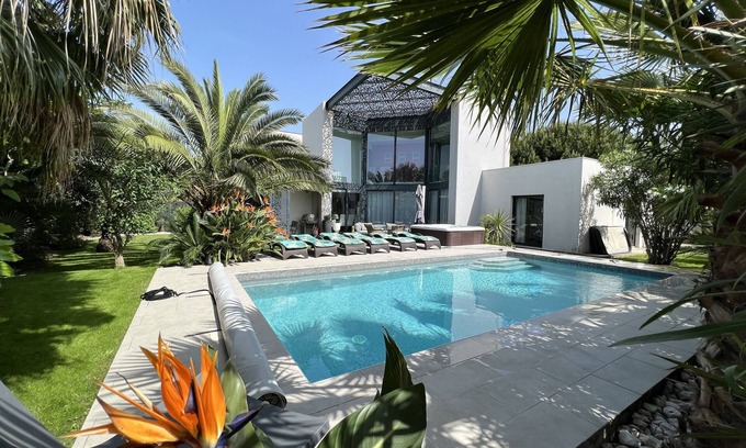 Cap d'Agde Villa | VILLA PALOMA CAP D'AGDE 8 pers. 600 m SEA Heated pool Spa Exotic garden