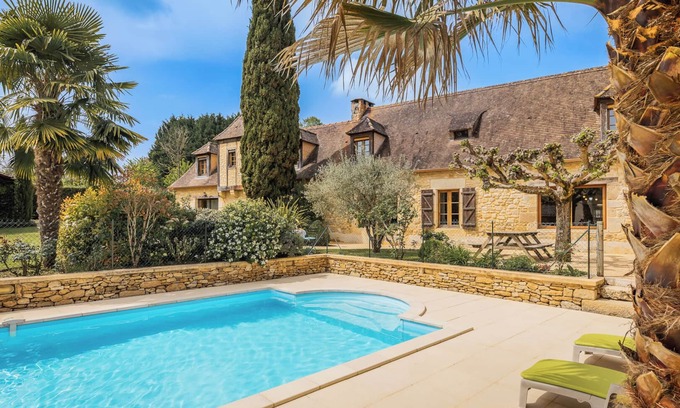 Saint-Rabier House | Villa Paola, beautiful holiday home with a large fenced private swimming pool.