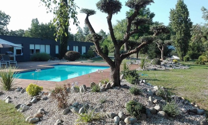 Saint-Andre-de-Cubzac Apartment | Villa Parenthèse, holiday home with swimming pool