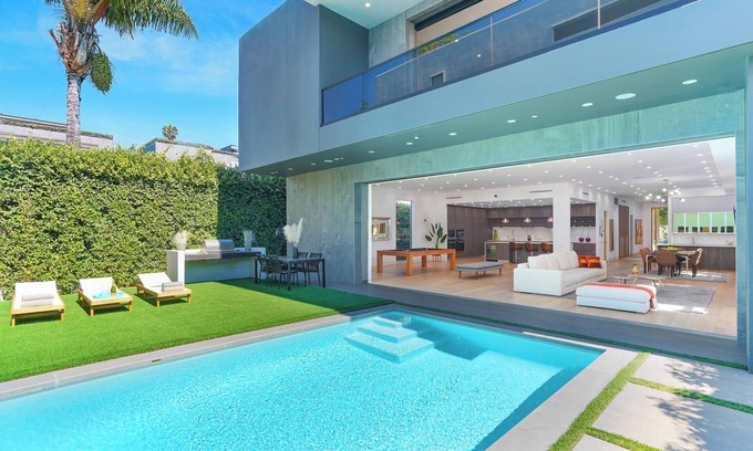 Beverly Hills Villa | Villa Pasha by LuxJB 🏆 16 Guests 🏆 9 beds 🏆 Cinema & Gym