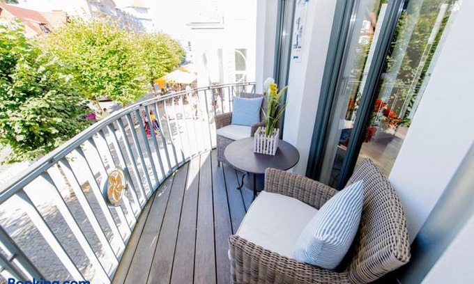 Sellin Apartment | Villa 'Paula' F501 WG 01 'Findling' strandnah mit Kamin, Terrasse, Balkon