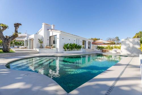 San Pedro de Alcantara Villa | Villa Peman Luxurious Beachside Villa