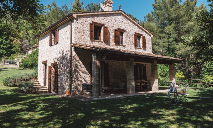 Furlo Villa | Villa Petra Marche - Piscina e giardino privato a pochi Km da spiagge Adriatiche
