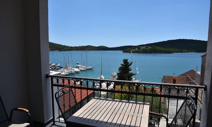 Tijesno Apartment | Villa Pina-TOP * Apartment Evitos by the sea in Tisno/Dalmatia