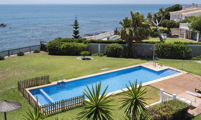 Sitio de Calahonda Villa | Villa Playa - Spacious 5 Bedroom Beachside Villa in Mijas Costa with Pool & AC