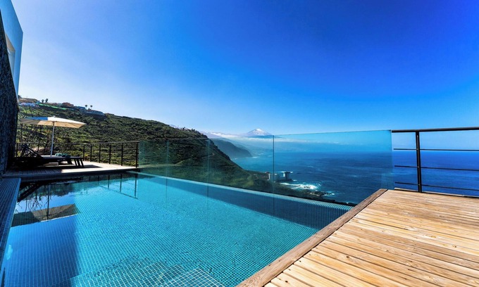 Tacoronte Villa | Villa "Prismar" close to the Sea with Sea View, El Teide Views, Pool, Wi-Fi & Terraces