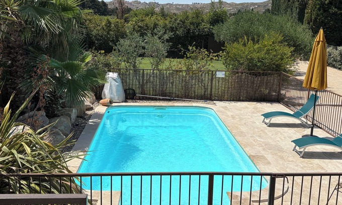 Graveson Villa | Villa quiet, air-conditioned, heated pool, Sauna, between Saint Remy & Avignon. 4 *