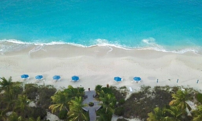 Grace Bay Condo | VILLA RENAISSANCE 603, 1BR in Grace Bay. Steps to the sand. WOW