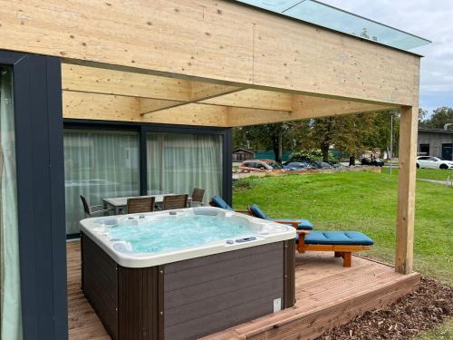 Ceske Budejovice Apartment | Villa Resort & Organic Spa - luxusní apartmán s vířivkou