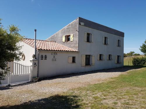 Velieux Villa | Villa Retreat with Pool and pets