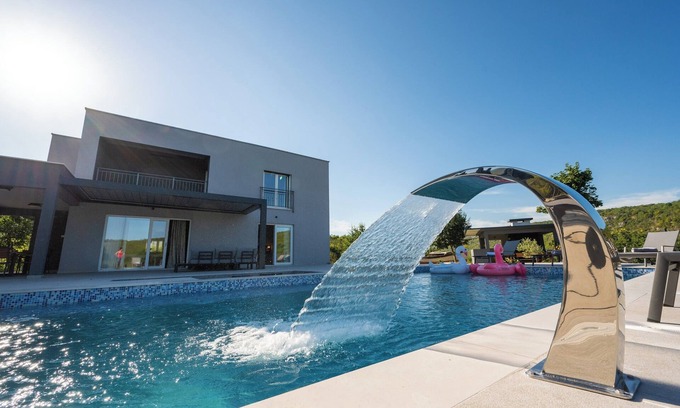 Srijane Villa | Villa River Rose with pool and jacuzzi near river