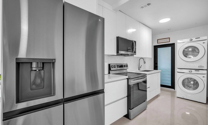 Northeast Coconut Grove House | Villa Roads 2/2 King Bed, Laundry Coral Gables, Brickell, Little Havana, Airport