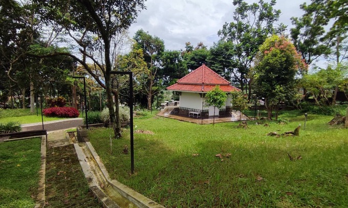 Pamijahan Hotel | Villa Rose Gunung Bunder by Ruang Nyaman