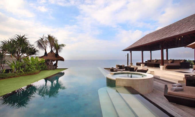 Banjarangkan Villa | Villa Rosita - Spectacular Oceanfront Getaway with Jacuzzi, Gym and Games Room