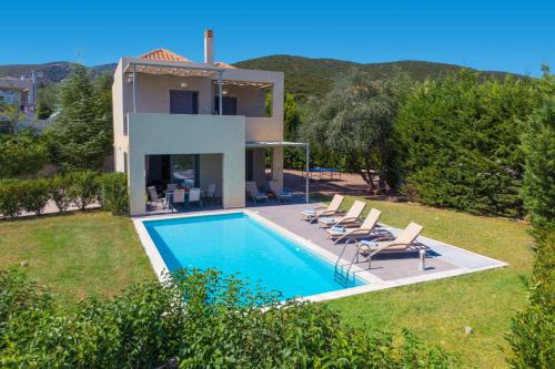 Karavomylos Villa | Villa Rubi by Villa Plus
