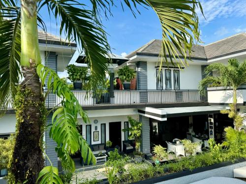 Senggigi House | Villa Rumah Putih Abu Abu