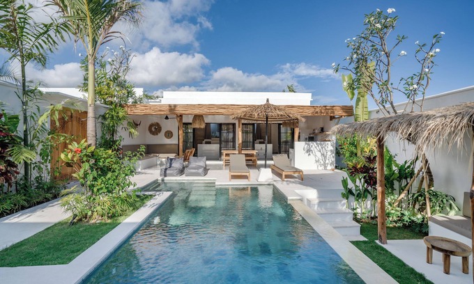 Beraban Villa | Villa Ruta 2 Oasis 5 min walk from Nyanyi beach and close to Luna Beach Club