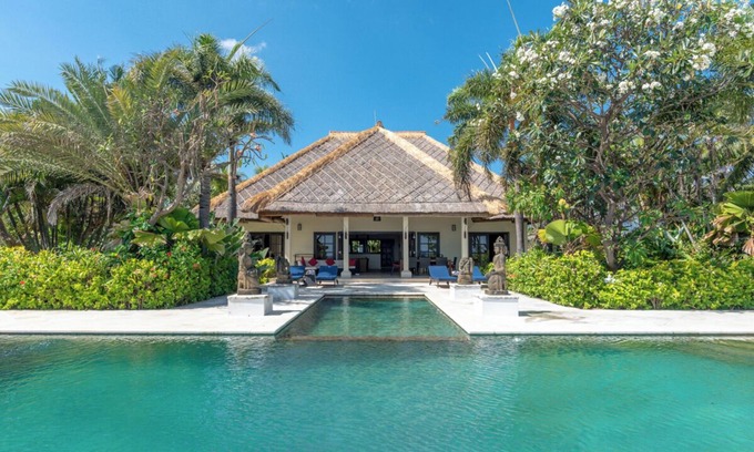 Banjartegehe Villa | Villa Sali: luxury beach villa with staff!