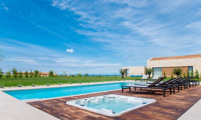 Brtonigla Villa | Villa Sanpadeo for kids & families in Central Istria with jacuzzi, sauna & sea view