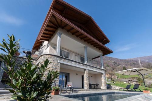 Calozzo Villa | VILLA SANT'ANNA - ALBA by Curtiaffitti