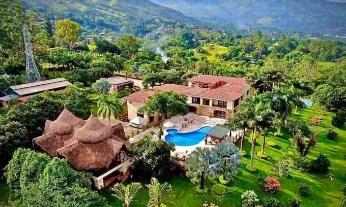 Copacabana Villa | Villa Santillana 7 Bedroom Full House 1-18 people