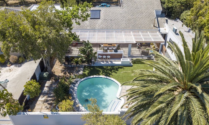Plumstead House | Villa Sauvignon – Modern Home with Heated Pool, Outdoor Kitchen & Mountain Views