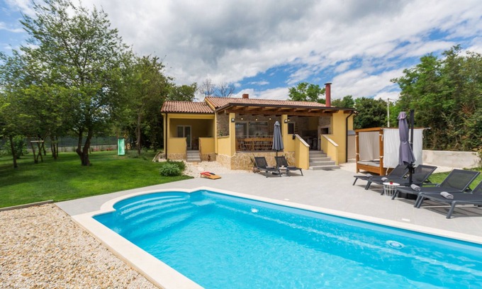 Debeljuhi Villa | Villa Savey - heated pool, 3 rooms, 3 bathrooms, big garden, all service,