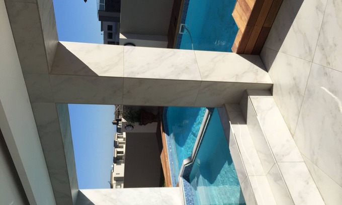 Trawal Villa | Villa Savrez Central located between waterfront, blouberg beaches, earport