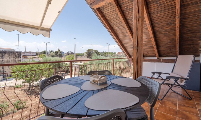 Tiche Apartment | Villa Segesta holiday flat with terrace, WiFi and air conditioning