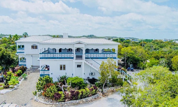 Discovery Bay House | Villa Serenity by the Water- one bedroom Water View Suite