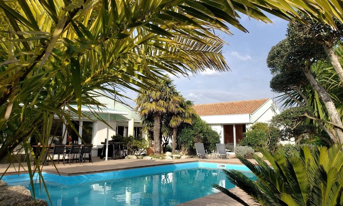 Nieul-sur-Mer House | Villa Seychelles, swimming pool, tropical garden, wooden terrace, close to the sea