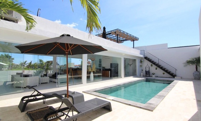Batu Bolong Villa | Villa SisSa, Deluxe Villa with Rooftop Lounge, 5 mins drive to beaches nearby.