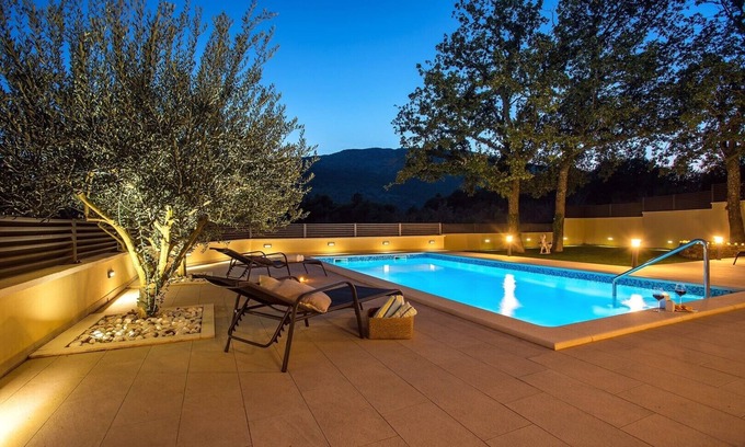 Omis Apartment | VILLA SKURA, private heated pool 32m2, summer kitchen, 4 bedrooms, garden
