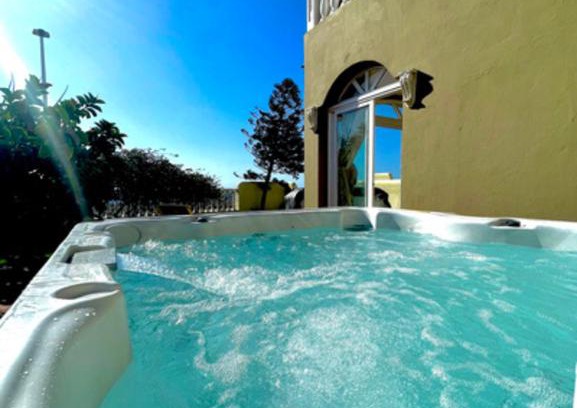 Arenas del Mar Villa | Villa - Sleeps 4 - Jacuzzi - Garden - Pet friendly