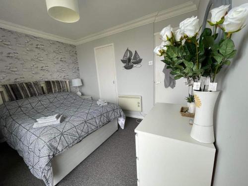 Corton Villa | Villa - Sleeps 6 - Pets Ok - Pool - Parking