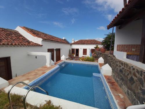 Valle de Guerra Villa | Villa-Sleeps4-Parking-Garden-Pool-NearAirport