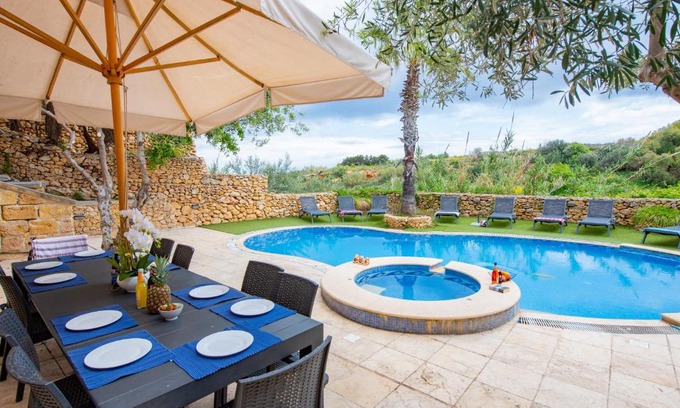 Xaghra Villa | Villa Soldanis 6 Bedroom Villa with private pool