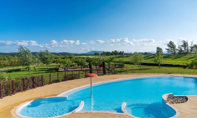 Homps Villa | Villa spacieuse, accès 2 Piscines + Gym