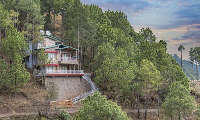 Dharampur Cottage | Villa Sparklewoods ,Nestled in the heart of Himachal’s lush greenery,!