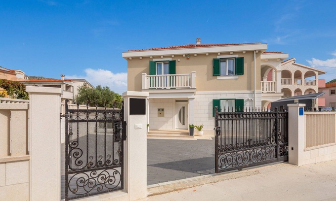Grebastica Villa | Villa Stone Art with Pool